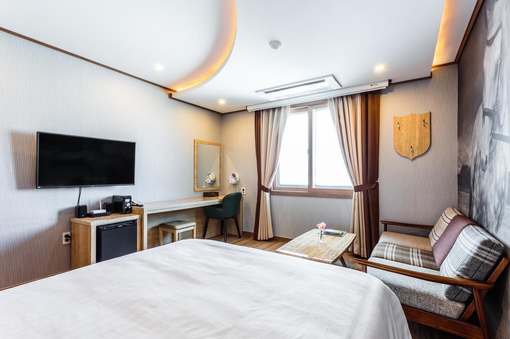 Rex Hotel Сеогвипо Екстериор снимка