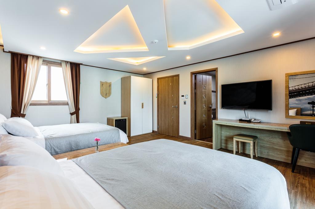 Rex Hotel Сеогвипо Екстериор снимка